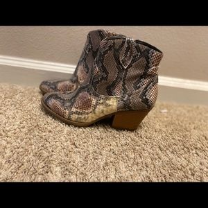 Cowboy boots (snakeskin  print)